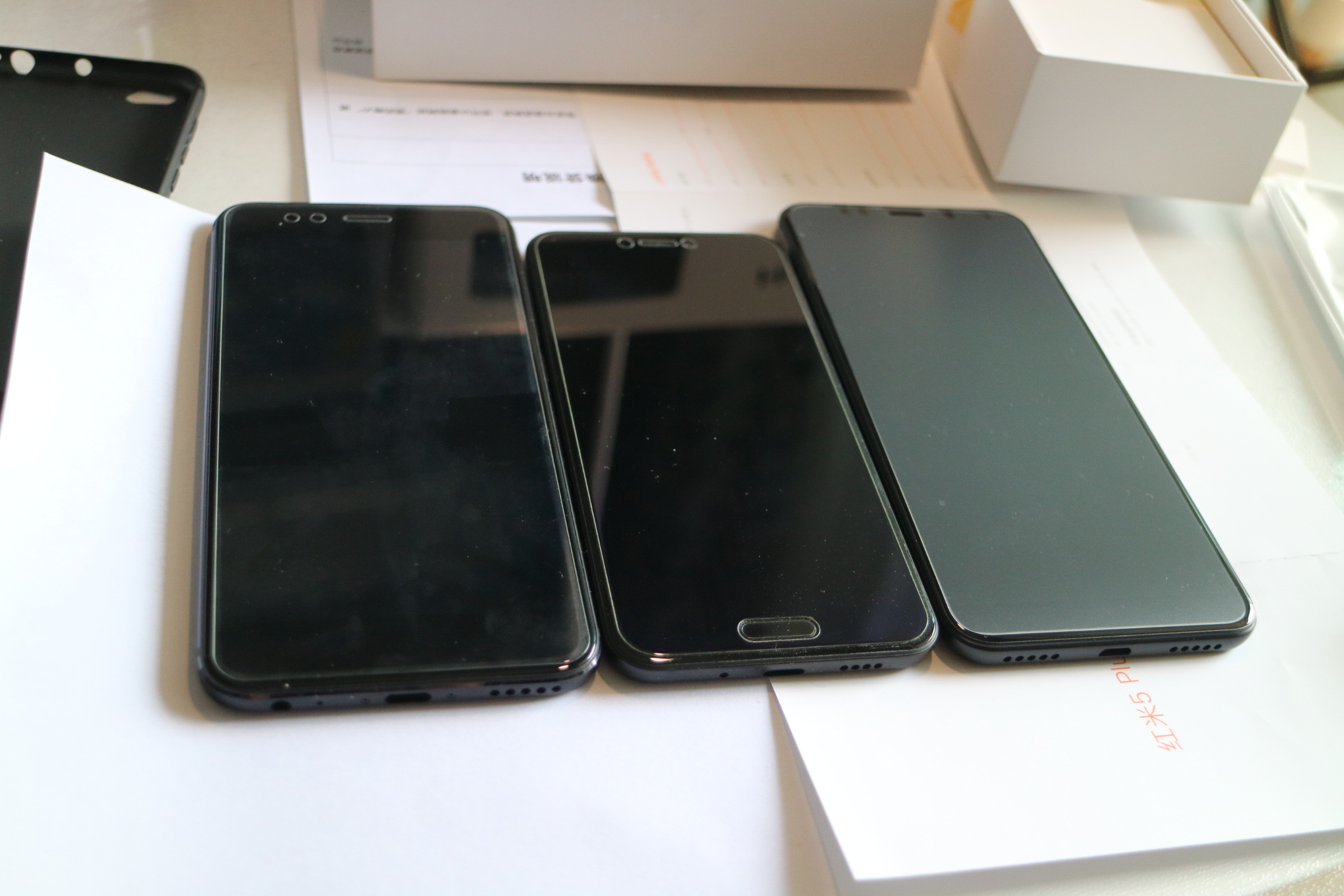 红米5plus到了,对比小米5x和5c发几张开箱图给