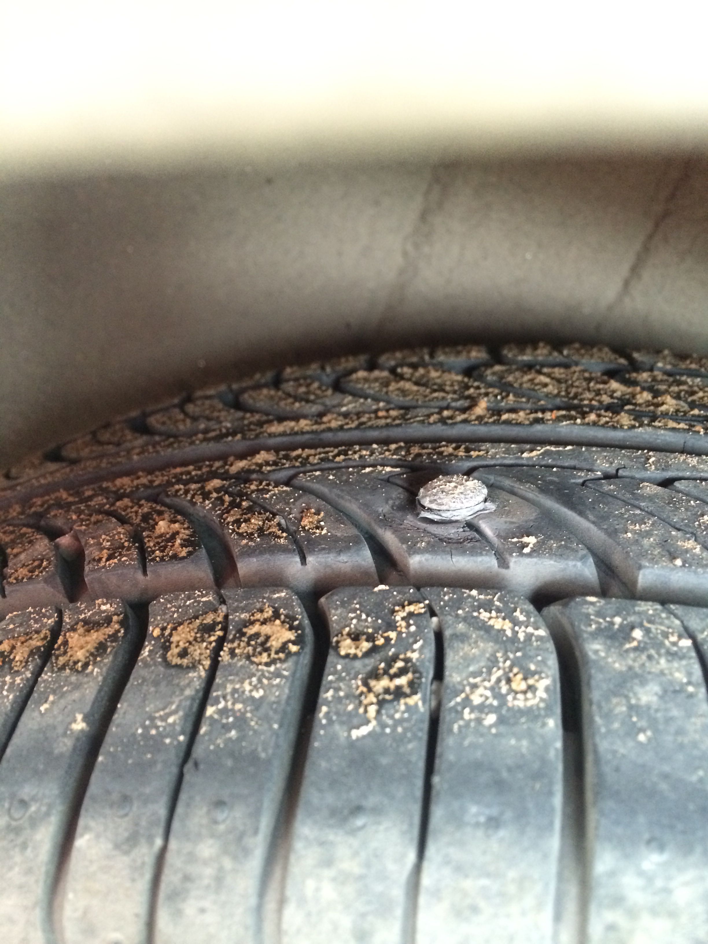 轮胎扎了钉子,大家帮忙看看需要换胎吗