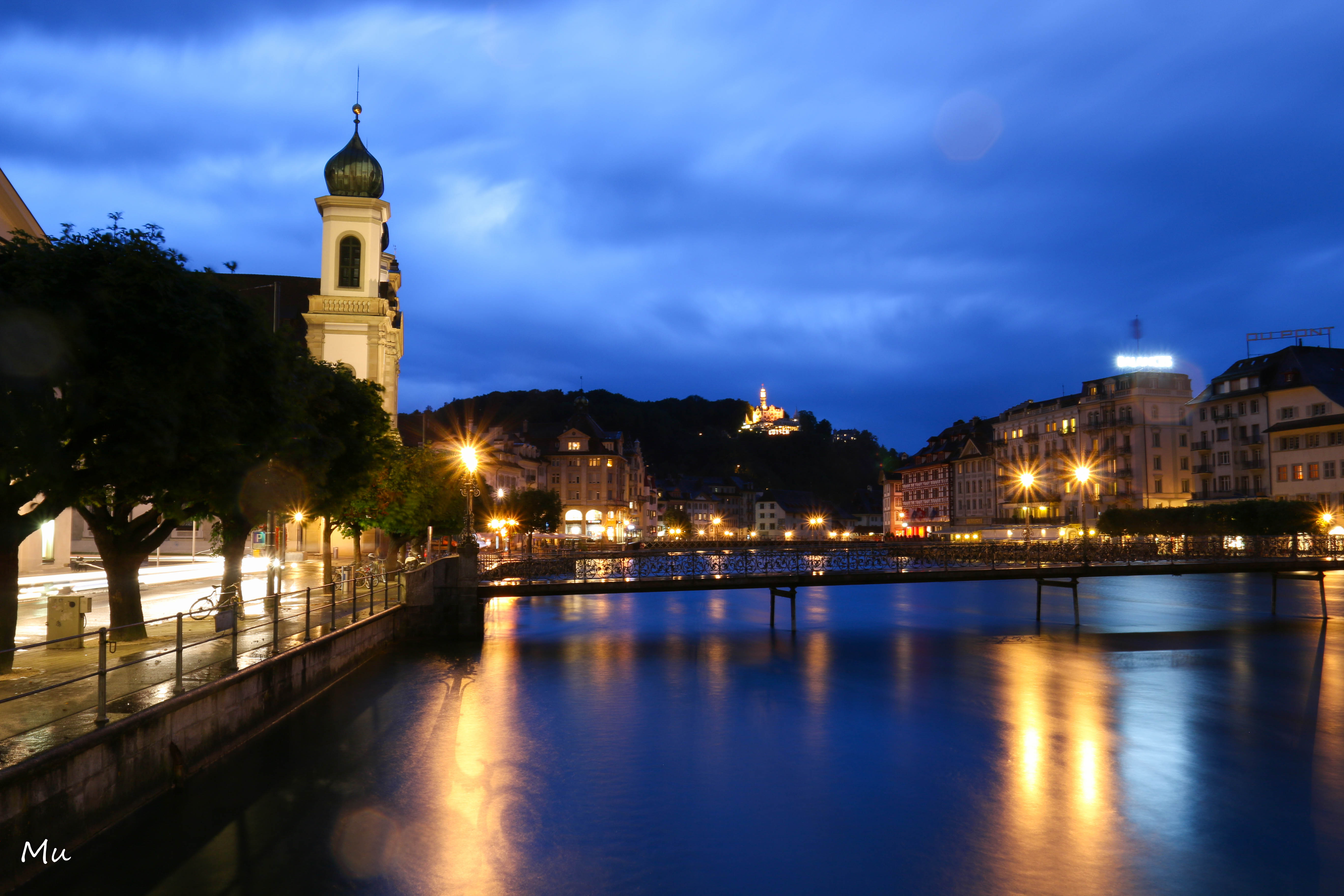 瑞士小镇夜景图片