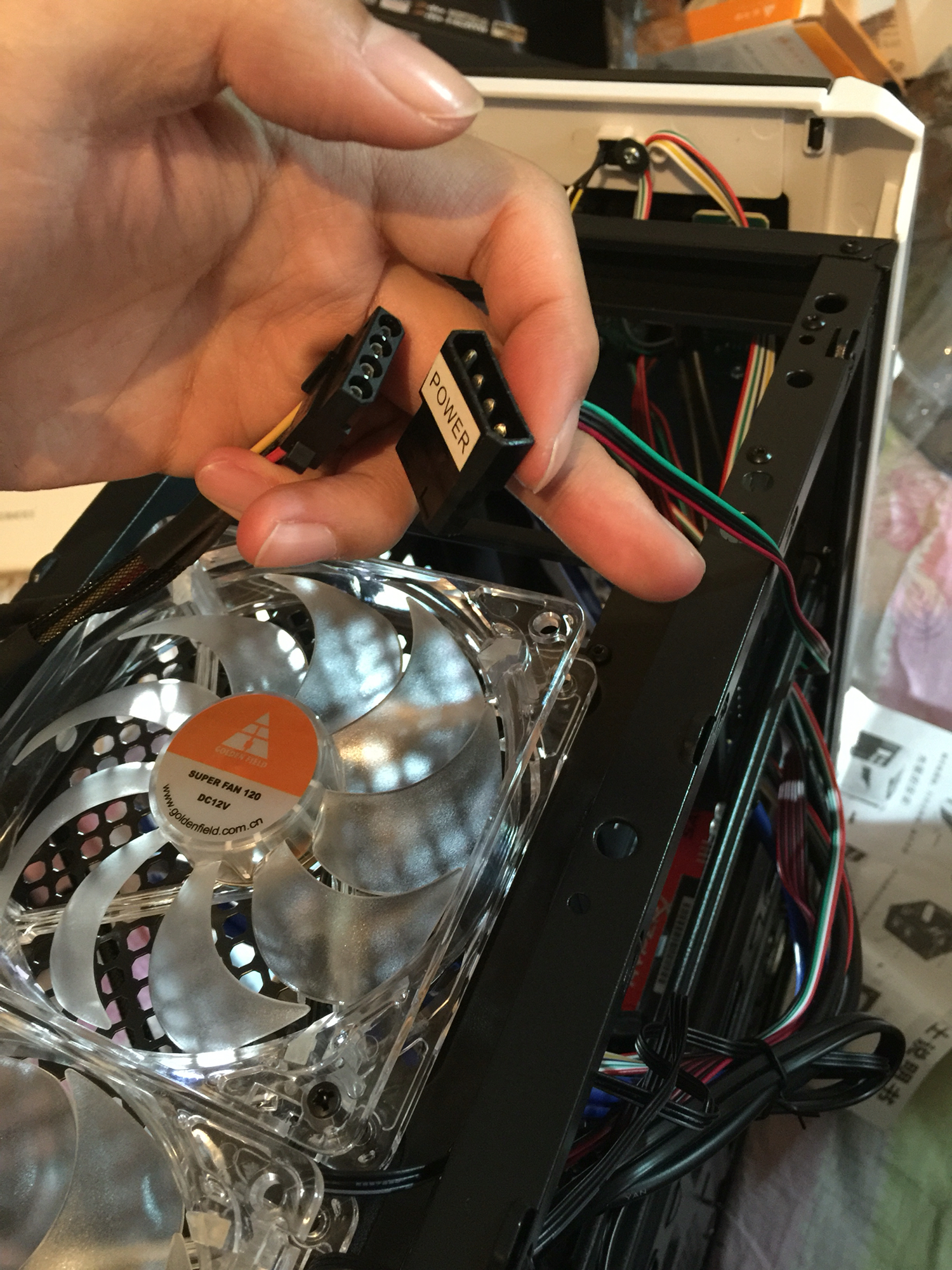 这一个接头是机箱风扇接头,一个是电源的一个接头,是接一起吗?