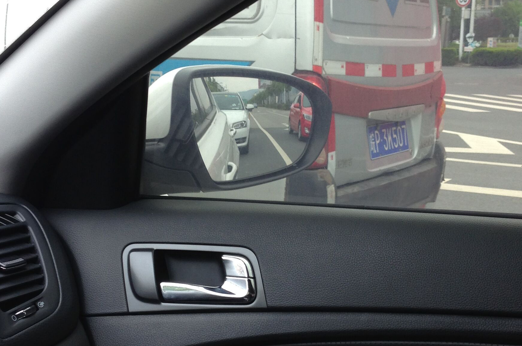 反正我是第一次见 后视镜里的那个  img src="http://img.nga.