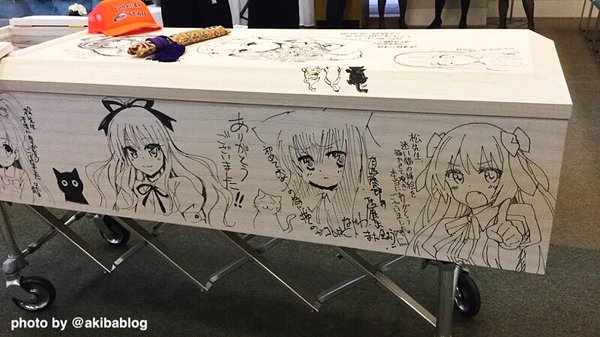 二次元国家地理 男人躺着的棺木上,画着美丽的少女,不知为何,我有些