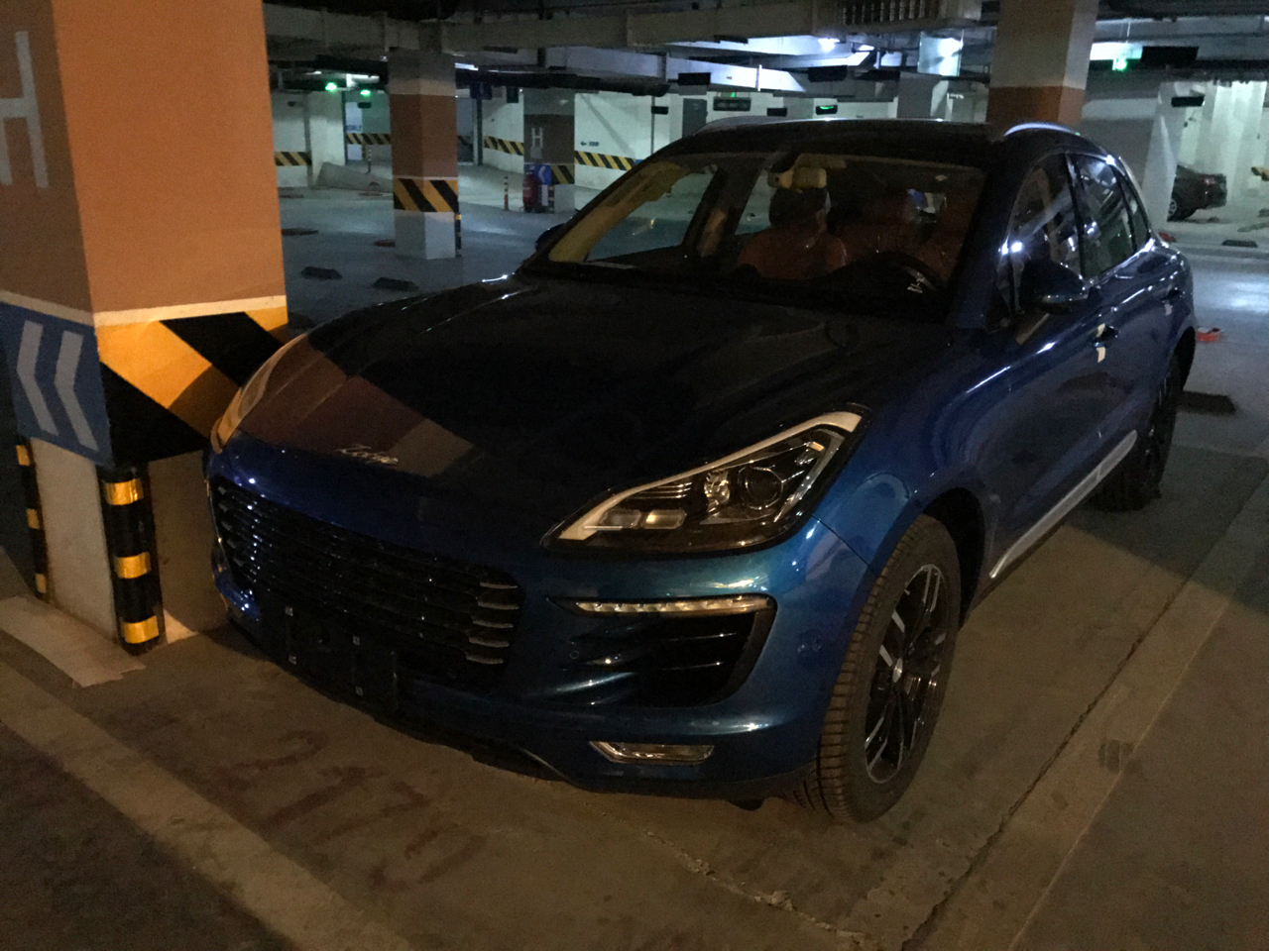 偶遇众泰macan实车,不得不说还真像