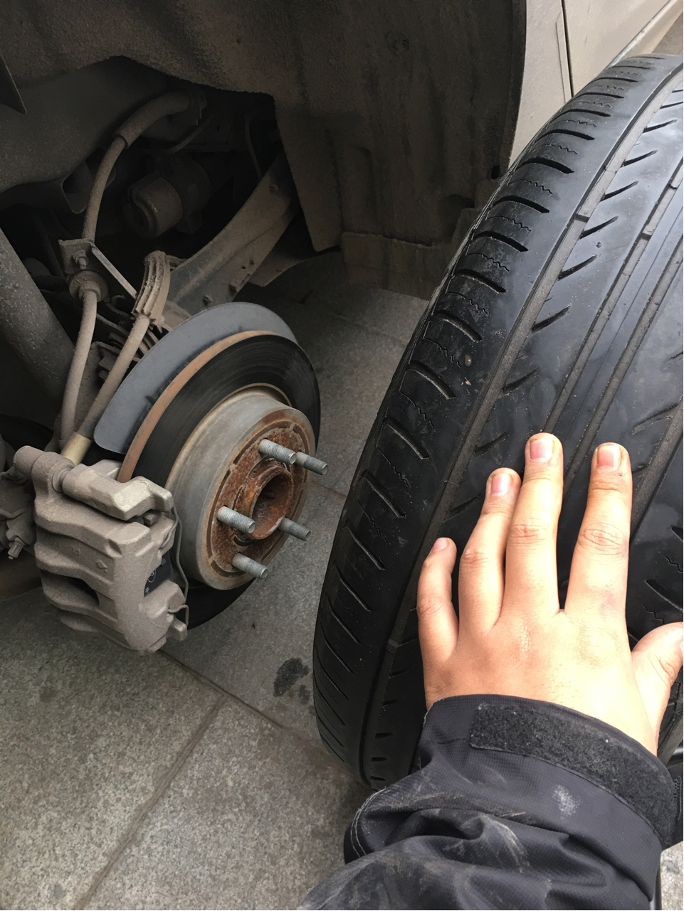 到公司发现轮胎漏气了 好惨啊.