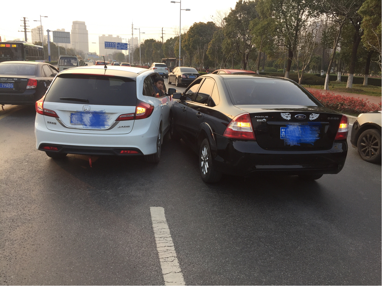 下班回家刚了个加塞的(变道加塞真可气)