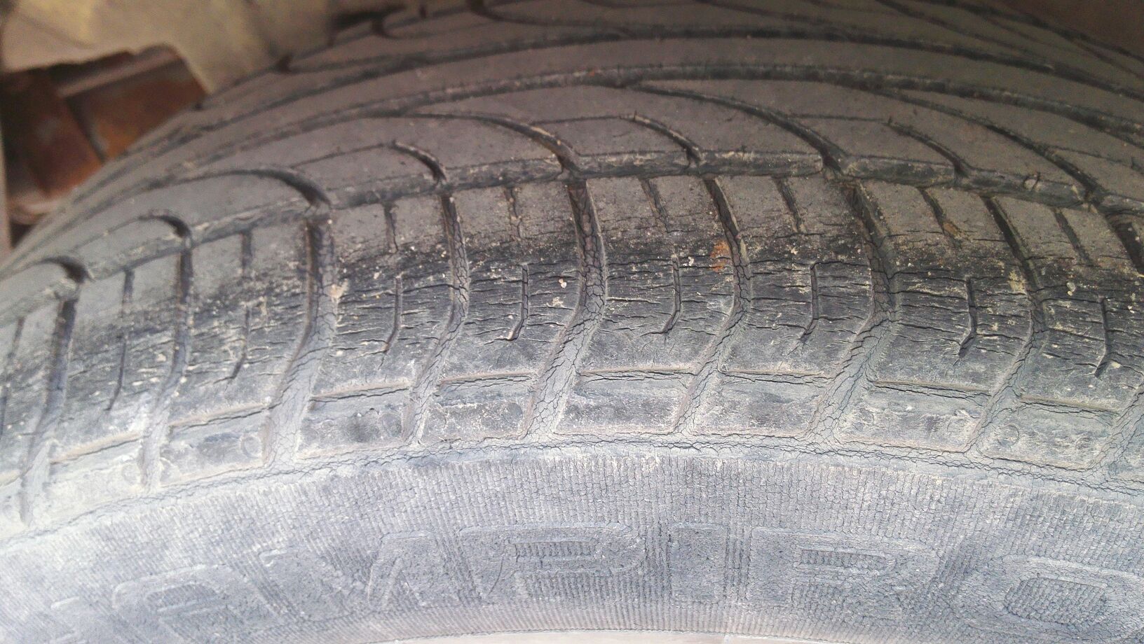 轮胎上这种裂纹安全吗?