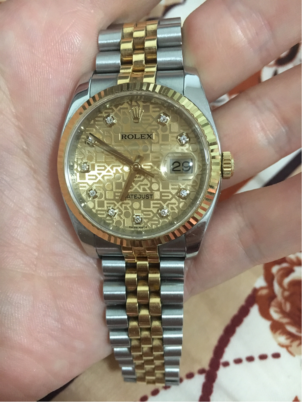 劳力士香槟金多大岁数带合适.