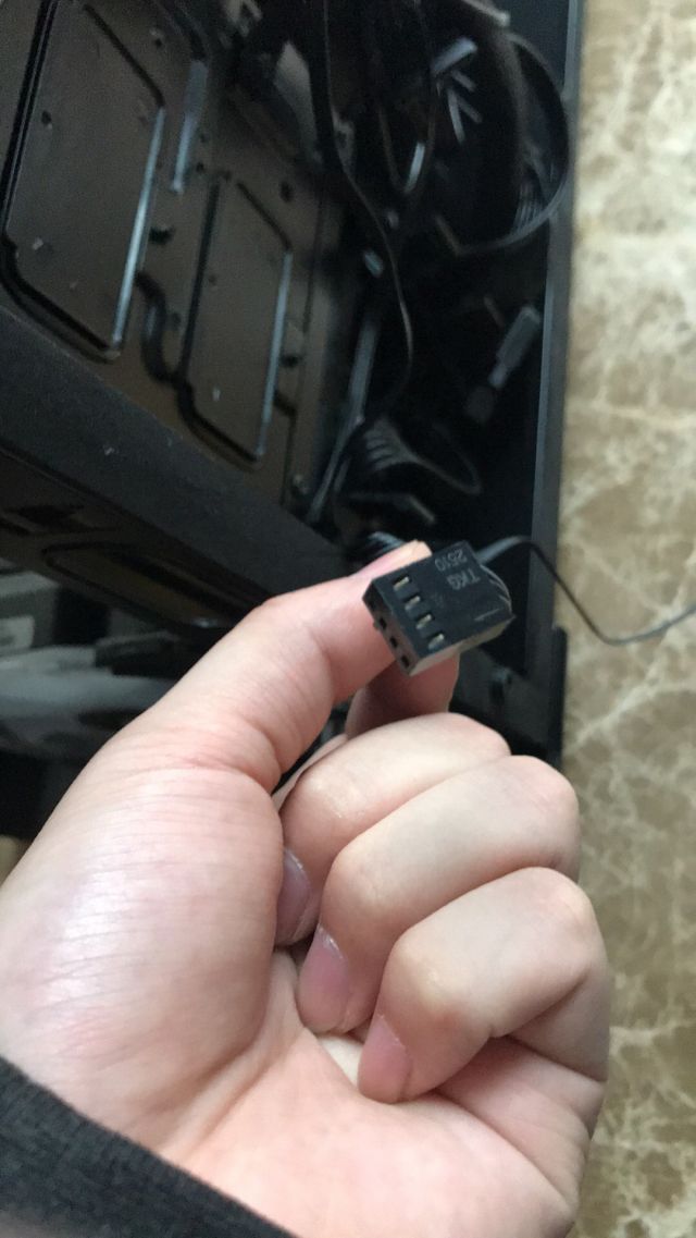 请问各位大神 机箱风扇接哪里