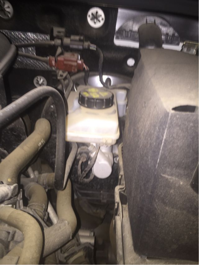 问下老哥们 发动机舱里这两个液体