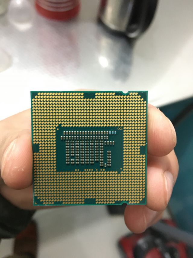 某宝买了一颗cpu,i3 3220t……帮看看是掉电容了吗?