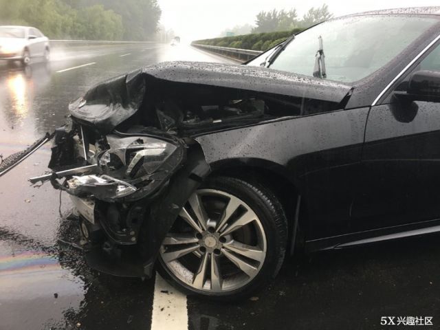 奔驰e雨天高速70公里/时变道失控,撞击护栏后气囊居然都不启动?
