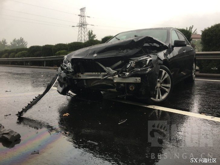 奔馳e雨天高速70公里/時變道失控,撞擊護欄後氣囊居然都不啟動?