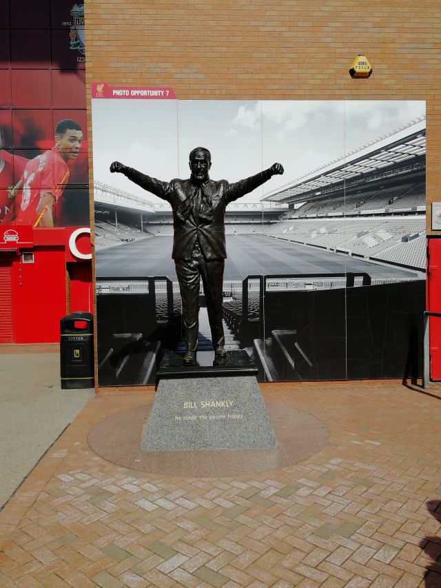 想想有点奇怪,我记得前年在老特拉福德有两个中国妹子还让我给