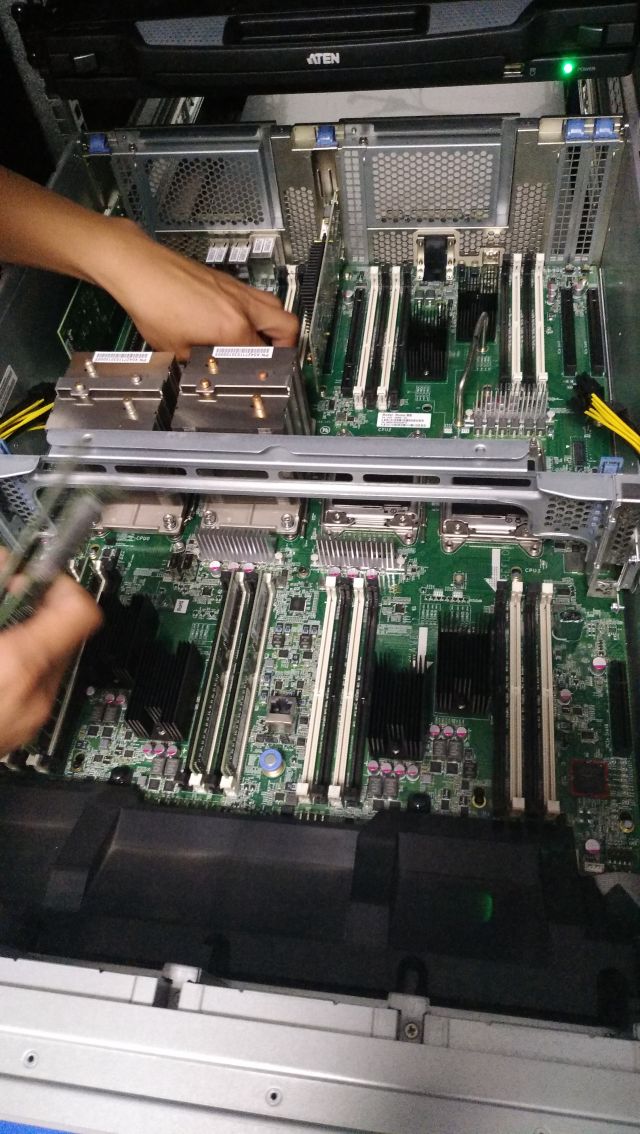 单位服务器24块4t硬盘组的raid5磁盘阵列最多允许坏几块硬盘